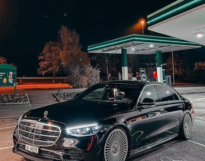 Luxuriöser Mercedes AMG S63 L mit Vollausstattung, ideal für Geschäftsreisende und exklusive Mobilit.