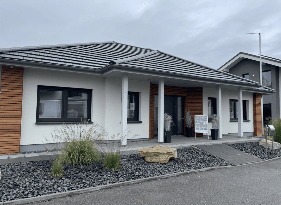 Modernes Haus mit Innen- und Außenputzarbeiten für ansprechendes Design